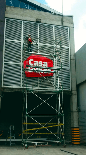 Aviso Acrilico Instalacion Andamio Curso de alturas Casa Luker